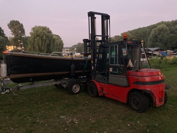 Boot uit het water halen en schoon spuiten