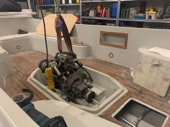 Het in bouwen van de inboord motor